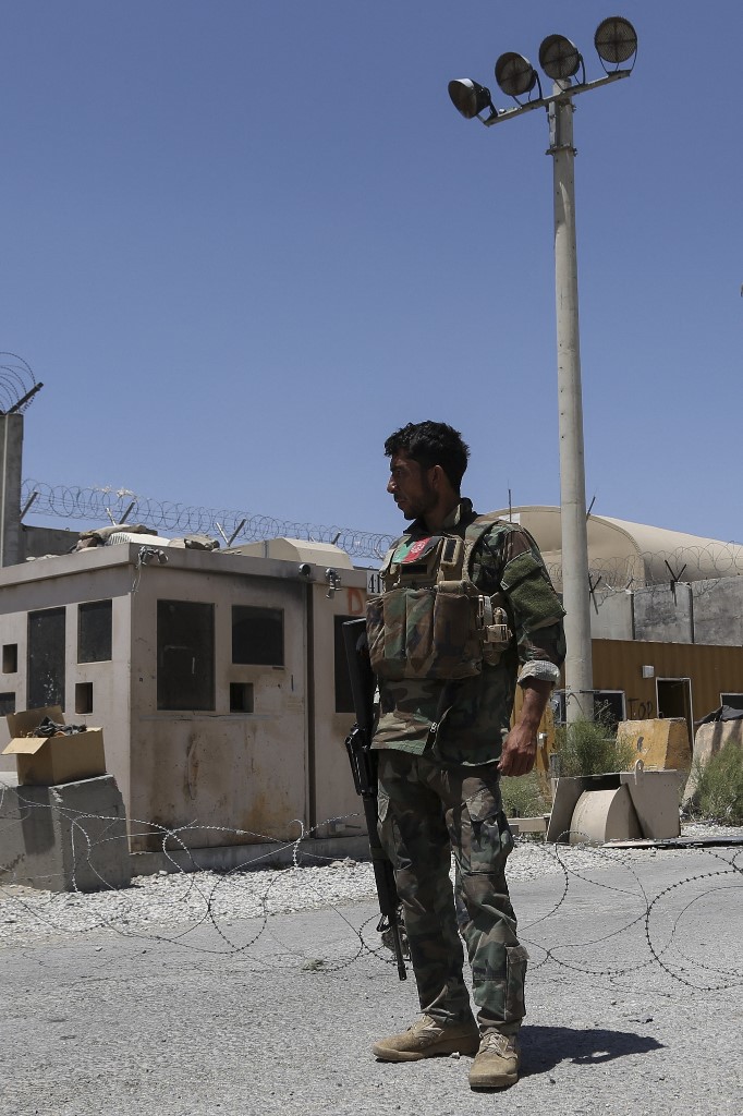 Un soldat de l'Armée nationale afghane (ANA) monte la garde à la base aérienne de Bagram, après le départ de toutes les troupes américaines et de l'OTAN, à quelque 70 km au nord de Kaboul, le 2 juillet 2021 ( AFP)