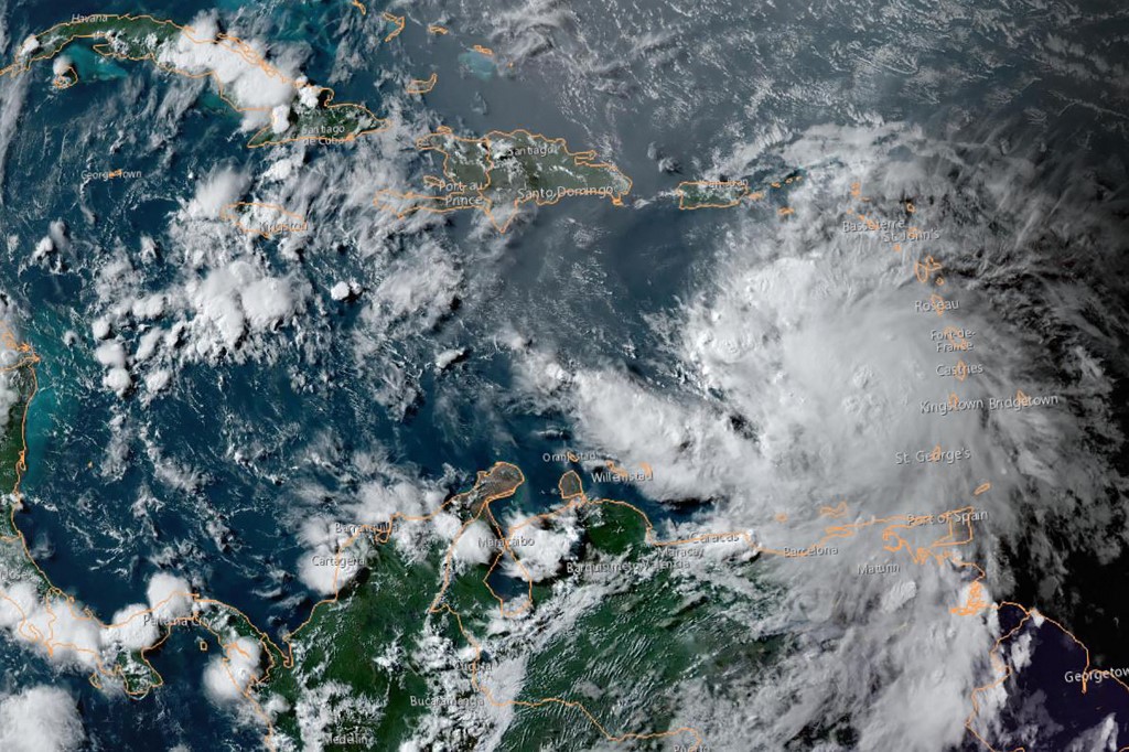 L'ouragan Elsa, rétrogradé en tempête tropicale, s'approche d'Haïti