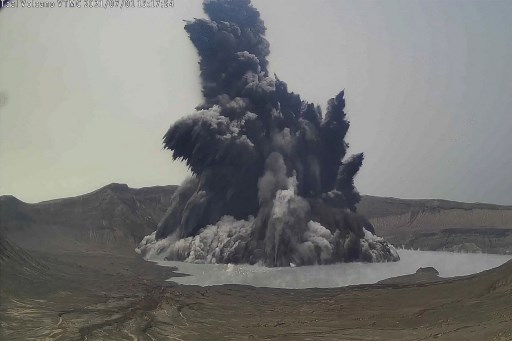 Cette image fixe tirée d'une vidéo prise le 1er juillet 2021 publiée le 3 juillet 2021 par l'Institut philippin de volcanologie et de sismologie - Département des sciences et technologies (PHIVOLCS-DOST) montre une éruption du cratère principal du volcan Taal. (Institut philippin de volcanologie et de sismologie / Département des sciences et technologies/AFP)