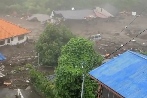 Capture tirée d'une vidéo diffusée par un résident local le 3 juillet 2021 montrant de la boue et des débris sur les lieux d'un glissement de terrain qui a fait au moins 19 personnes disparues dans la région d'Izusan d'Atami dans la préfecture de Shizuoka. (Jiji Press/AFP)