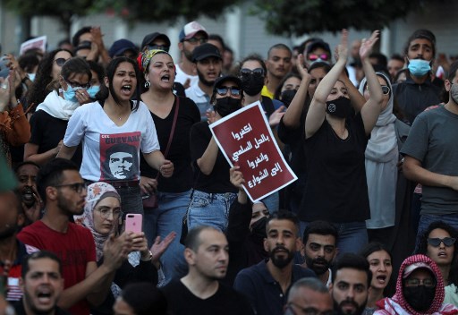 Manifestants palestiniens dans la ville de Ramallah, en Cisjordanie occupée, le 3 juillet 2021, dénonçant l'Autorité palestinienne à la suite de la mort du militant Nizar Banat alors qu'il était détenu par les forces de sécurité de l'AP. (Abbas Momani/AFP)
