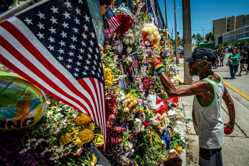 24 morts dans l'immeuble effondré en Floride, le reste du bâtiment bientôt détruit