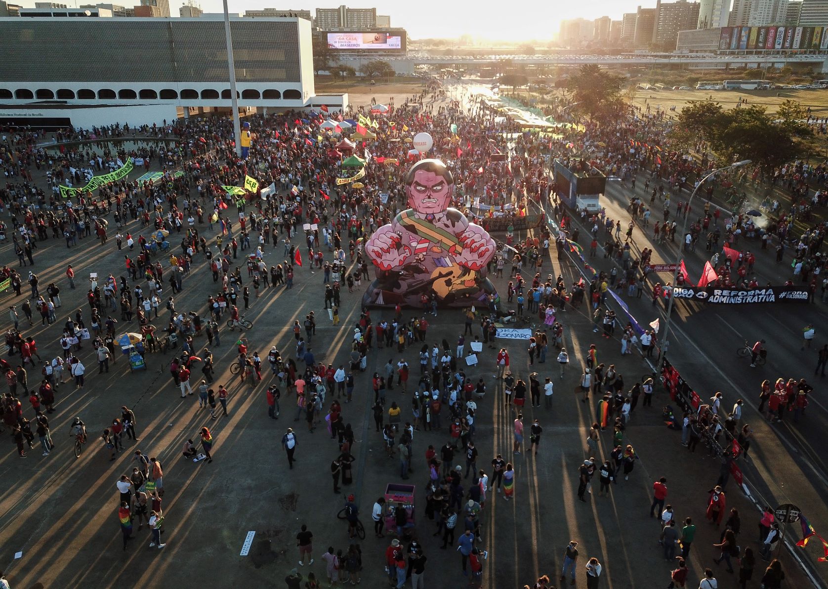 Des dizaines de milliers de Brésiliens manifestent contre Bolsonaro
