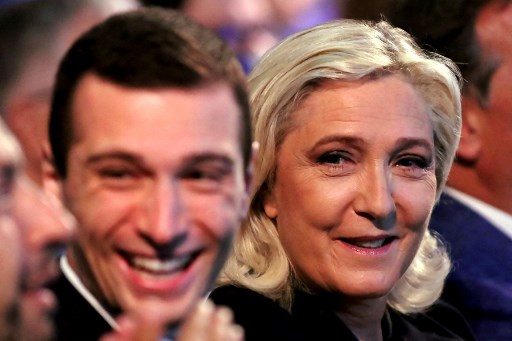 La chef du parti d'extrême droite français, Rassemblement national (RN) et députée Marine Le Pen et le vice-président du RN Jordan Bardella (à gauche) assistent à un congrès du parti à Perpignan, dans le sud de la France, le 4 juillet 2021 (Photo, AFP)