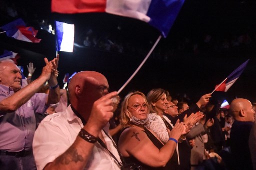 Des partisans du parti politique français d'extrême droite Le Rassemblement national (RN) ont fait une ovation debout à Marine Le Pen lors du congrès du parti à Perpignan, dans le sud de la France, le 4 juillet 2021. (Valentine Chapuis/AFP)