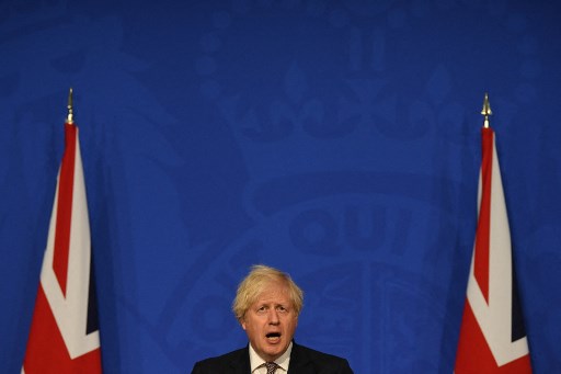 Au cours d'une conférence de presse, Boris Johnson a expliqué qu'il comptait lever le 19 juillet l'essentiel des dernières mesures sanitaires liées au coronavirus, dont le port obligatoire du masque et la distanciation sociale (Photo, AFP)