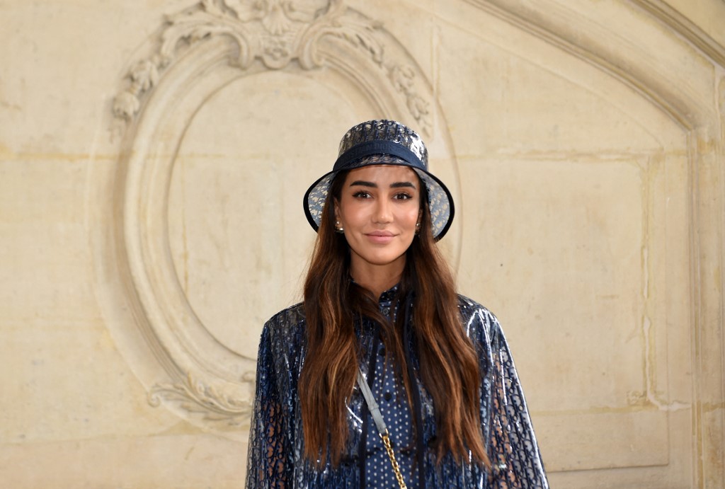 L'influenceuse Tamara Kalinic pose lors du photo call précédant le défilé de la collection Haute Couture automne-hiver 2021-2022 pour femmes de Christian Dior, à Paris, le 5 juillet 2021. (Lucas BARIOULET / AFP)