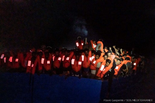 Une opération de sauvetage de quelque 369 migrants à partir d'un grand bateau en bois dans la mer Méditerranée au large des côtes de la Libye SRR par le navire de sauvetage Ocean Viking, le 6 juillet 2021 (Photo, AFP)