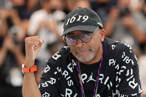 Le cinéaste new-yorkais, Spike Lee, casquette noire siglée « 1619 » sur la tête, en référence à l'année d'arrivée des premiers esclaves aux Etats-Unis (Photo, AFP)