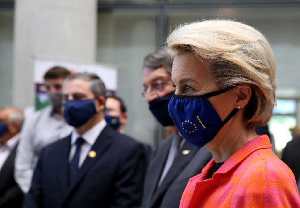 La présidente de la Commission européenne, Ursula von der Leyen, le président de Chypre, Nicos Anastasiades, et le recteur de l'Université de Chypre, Tasos Christofides, assistent à la présentation du plan de redressement et de résilience de Chypre (RRP) à l'Université de Chypre, à Nicosie, le 8 juillet 2021. (Katia CHRISTODOULOU / POOL / AFP)