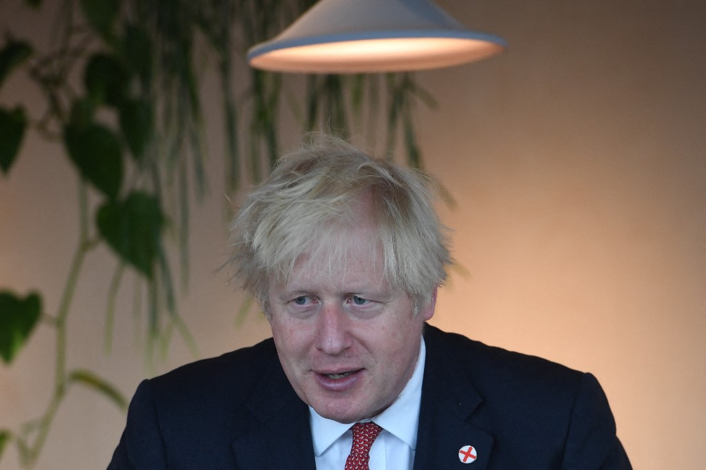 Le Premier ministre britannique Boris Johnson visite la société d'énergie Bulb dans le centre de Londres, le 8 juillet 2021. (Jeremy Selwyn / POOL / AFP)