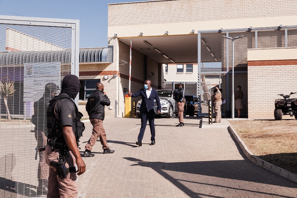 Des responsables sont vus au centre correctionnel d'Estcourt, où l'ancien président sud-africain Jacob Zuma a commencé à purger sa peine de 15 mois pour outrage à la Cour constitutionnelle, à Estcourt, le 8 juillet 2021. (AFP)