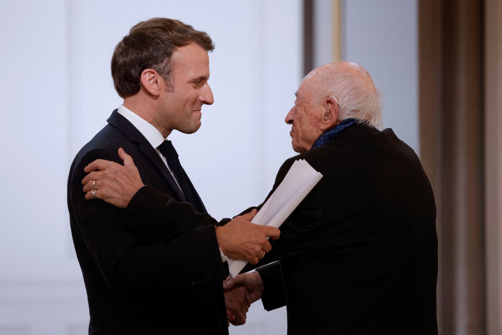 Macron célèbre les 100 ans d'Edgar Morin, «homme siècle»