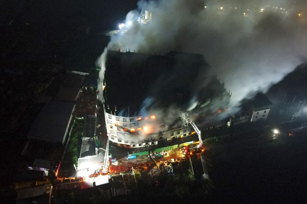 Plus de 50 morts dans le gigantesque incendie d'une usine au Bangladesh