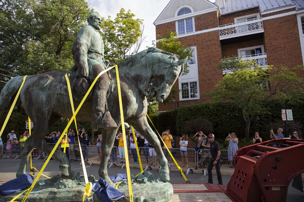 USA: quatre ans après les émeutes, Charlottesville déboulonne ses statues confédérées