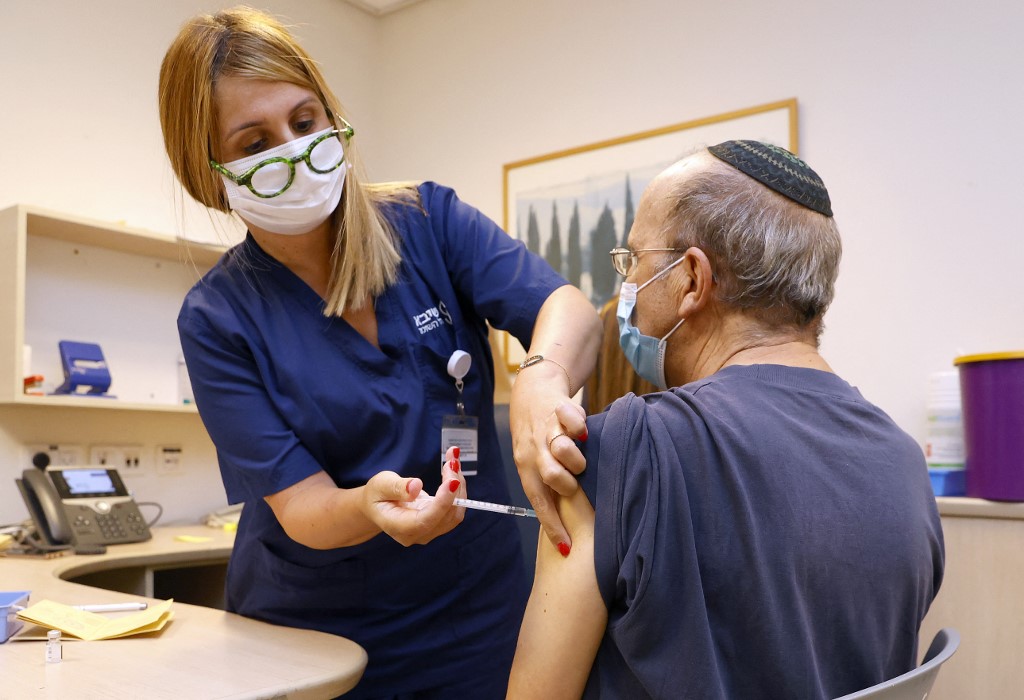 Environ 55% de la population israélienne a été entièrement vaccinée grâce à une vaste campagne lancée fin décembre, avec en majorité des vaccins Pfizer