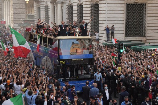 Euro: les champions d'Europe de retour au pays savourent un bain de foule