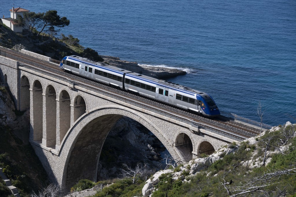 Entre falaises et Méditerranée, le retour du train de la côte Bleue