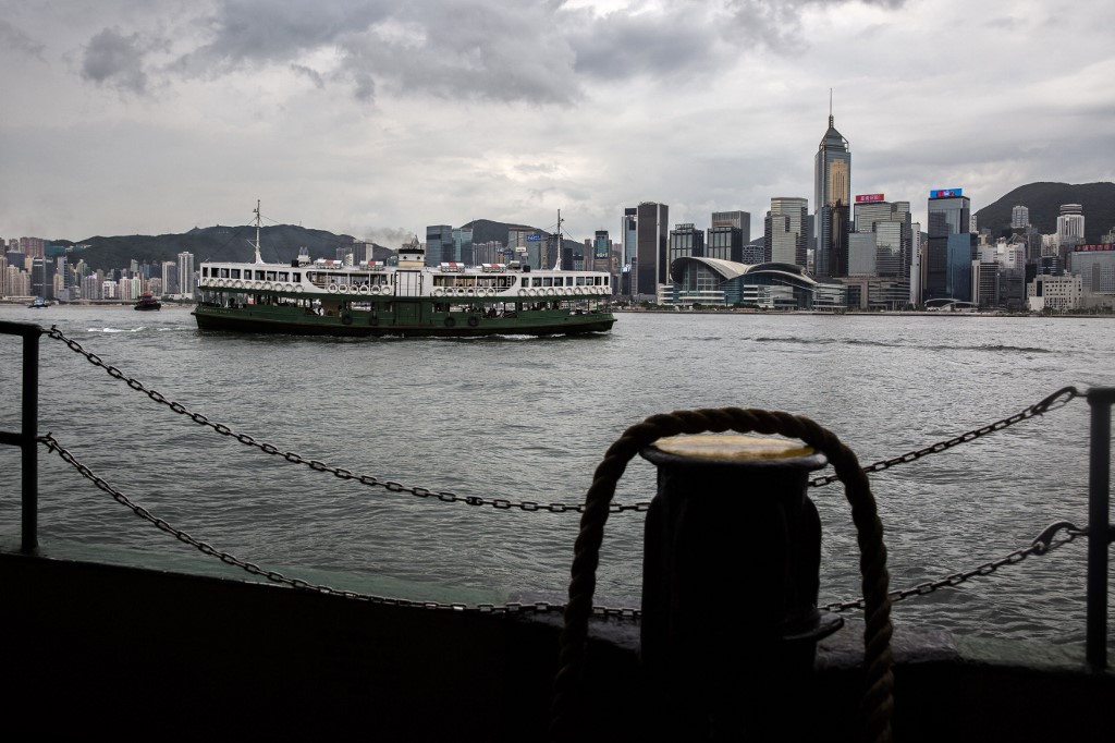 Un navire traversant le port Victora à Hong Kong le 16 juillet 2021. Photo AFP