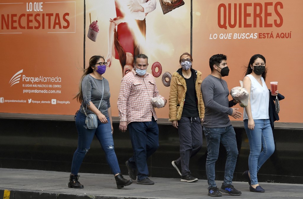 Des passants se promenant masqués à Mexico le 16 juillet 2021. Photo ALFREDO ESTRELLA / AFP