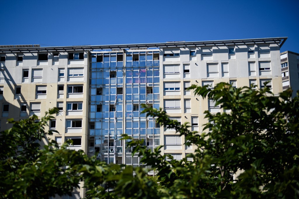 Photo de l'immeuble en partie squatté dans un quartier déshérité de Marseille, qui a pris feu le 17 juillet 2021. CLEMENT MAHOUDEAU / AFP