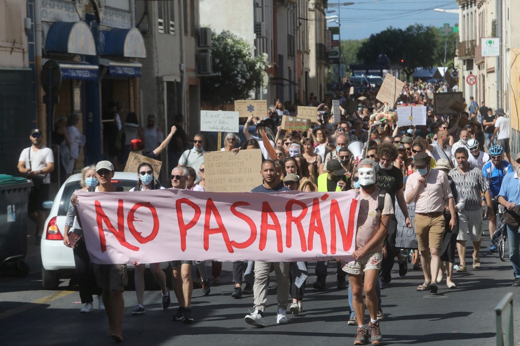 Des manifestants à Perpignan le 17 juillet 2021, contre la vaccination et le pass sanitaire. Photo RAYMOND ROIG / AFP