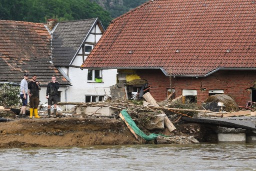 Inondations: l'Europe nettoie les décombres et cherche les disparus