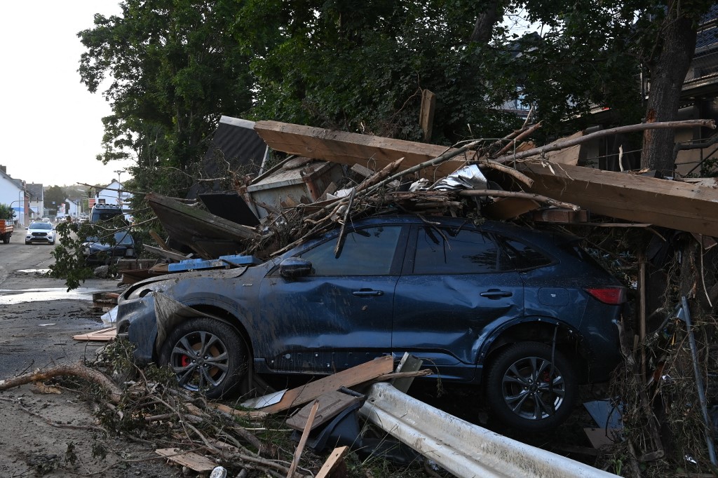 Une voiture endommagée sous les débris à Bad Neuenahr-Ahrweiler dans l'Ouest de l'Allemagne, après des inondations qui ont été qualifiées de "sans précédent", le 17 juillet 2021. Photo CHRISTOF STACHE / AFP