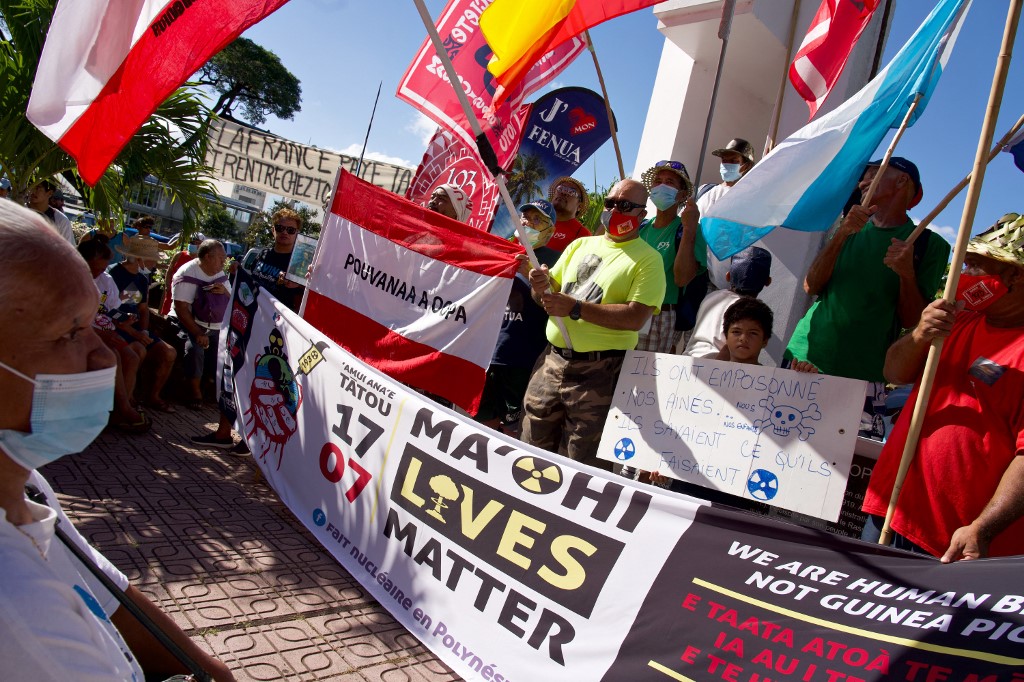Des polynésiens manifestant contre les essais nucléaires le 17 juillet 2021. Photo Suliane FAVENNEC / AFP