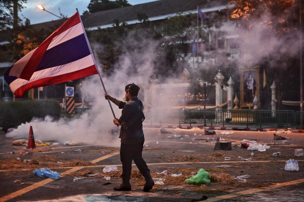 Thaïlande: la police réprime des manifestants dénonçant la gestion de la pandémie par le Premier ministre