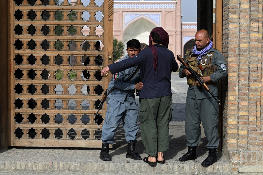 Un membre du personnel de sécurité afghan inspecte un dévot le 20 juillet 2021 durant la fête musulmane de l'Adha à Kaboul. Photo SAJJAD HUSSAIN / AFP