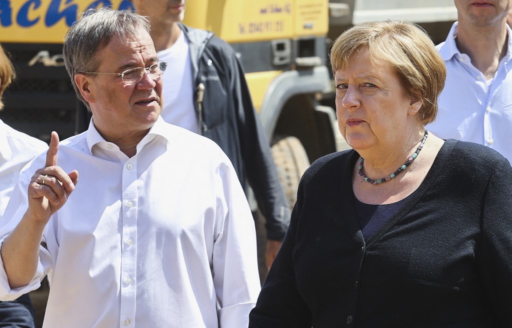 Inondations: l'aspirant à la succession de Merkel attendu au tournant sur le climat