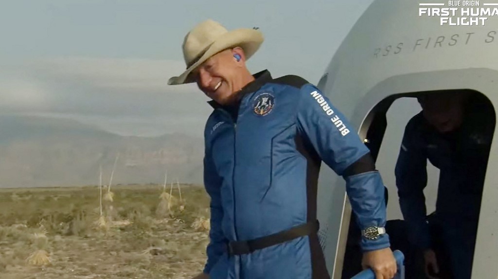L'homme le plus riche du monde, Jeff Bezos, revenant de son voyage touristique dans l'Espace à bord de la fusée Blue Origin, au Texas le 20 juillet 2021. Photo Blue Origin/ AFP