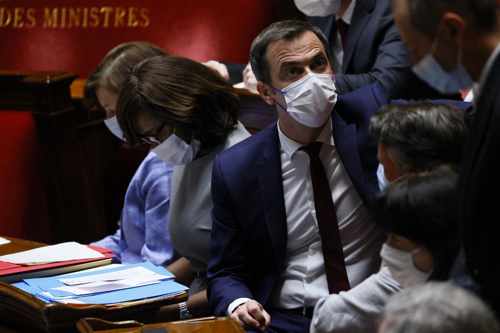 Pass sanitaire: l'exécutif veut aller «très vite», l'opposition ne lâche rien