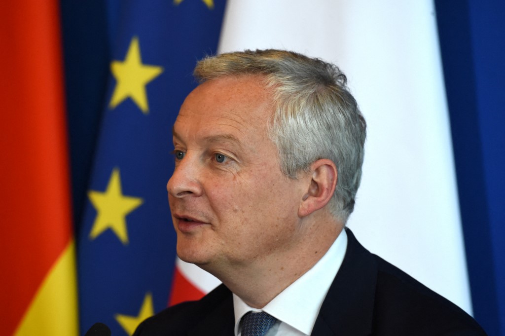 Le gouvernement aidera les entreprises pénalisées par le pass sanitaire, assure Le Maire
