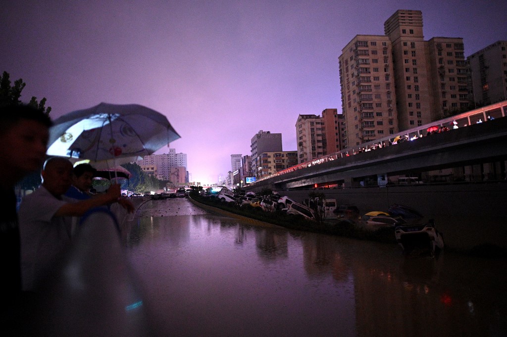 Chine: des intempéries record font 25 morts et engloutissent un métro