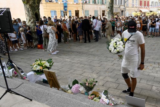 Un homme tient un bouquet de fleurs lors d'une cérémonie au Plan-de-la-Tour, dans le sud-est de la France, le 21 juillet 2021, pour rendre hommage à Doriane, une jeune femme assassinée, victime d'un féminicide il y a quelques jours. (Nicolas Tucat/AFP)
