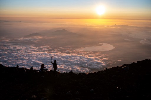 L'ascension du mont Fuji n'est pas une mince affaire, mais des vues spectaculaires du lever du soleil au-dessus d'une mer de nuages sont une belle récompense pour ceux qui s'attaquent au plus haut sommet du Japon. (Charly Triballeau/AFP)