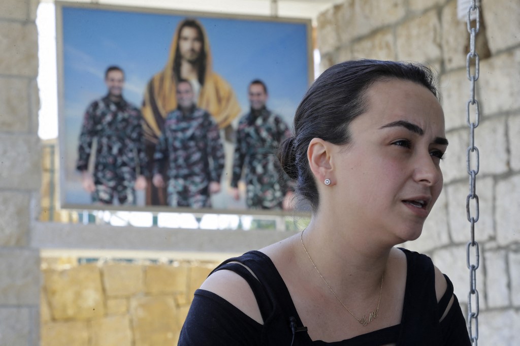 Karlen Hitti Karam, ayant perdu son mari, son frère et son cousin dans la double explosion de Beyrouth, s'exprime ici au micro de l'AFP le 10 juillet 2021 à Qartaba au Mont-Liban. AFP/Joseph Eid