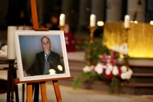 Cette photo d'archive prise le 2 août 2016 montre une photo du père Jacques Hamel, le prêtre de 85 ans qui a été assassiné par deux djihadistes exposés lors des funérailles de Hamel à la cathédrale de Rouen, dans le nord de la France. (Charly Triballeau/ Pool/AFP)