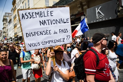 Pass sanitaire: le Parlement valide, la vaccination progresse