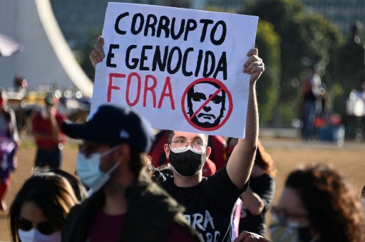 Covid: des dizaines de milliers de Brésiliens réclament la destitution de Bolsonaro