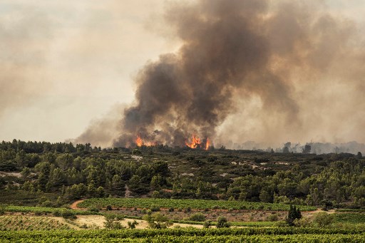 Incendie dans l'Aude: 850 hectares et des coupures de courant jusqu'au Portugal