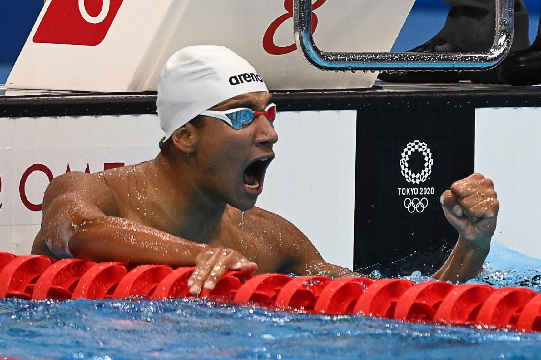 Le Tunisien Ahmed Hafnaoui célèbre après avoir remporté la finale du 400 m nage libre hommes lors des Jeux Olympiques de Tokyo 2020 au Centre aquatique de Tokyo, le 25 juillet 2021. (Photo, AFP)