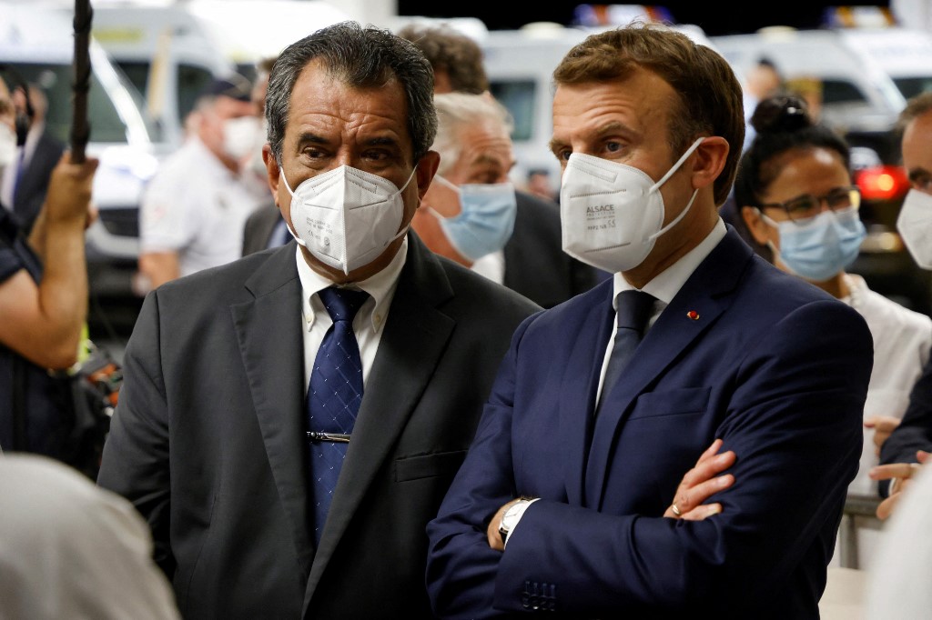 Le président français Emmanuel Macron (d) aux côtés du président de la Polynésie française, Edouard Fritch, le 24 juillet 2021 dans un hôpital de l'île à Papeete. Photo AFP