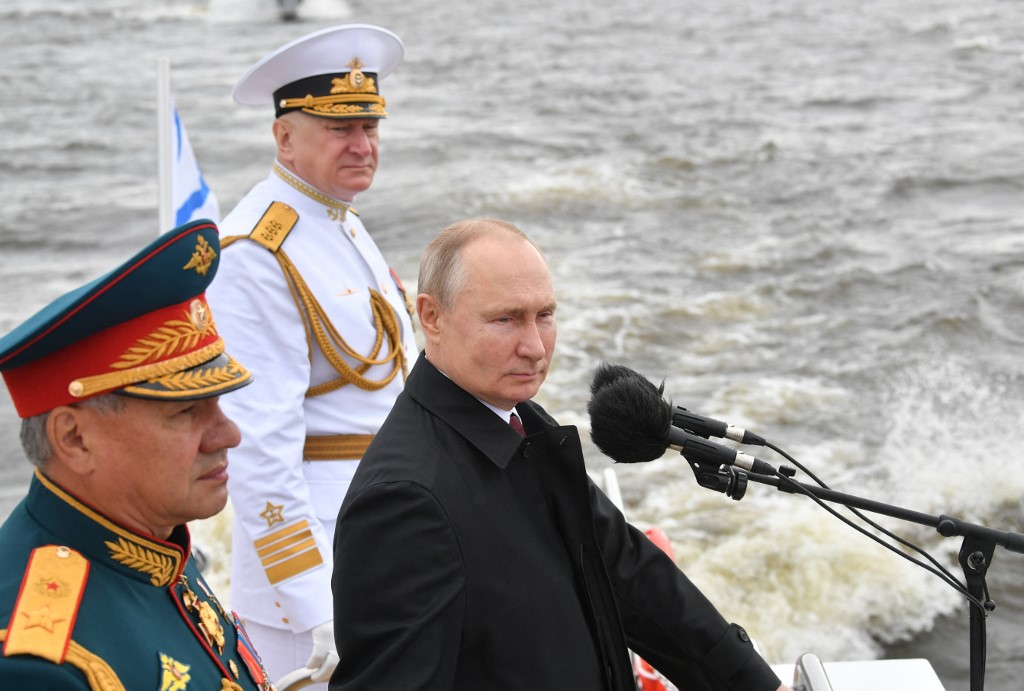 Le président russe (c) Vladimir Poutine sur une flotte à Saint Pétersbourg le 25 juillet 2021. Photo Spoutnik/AFP