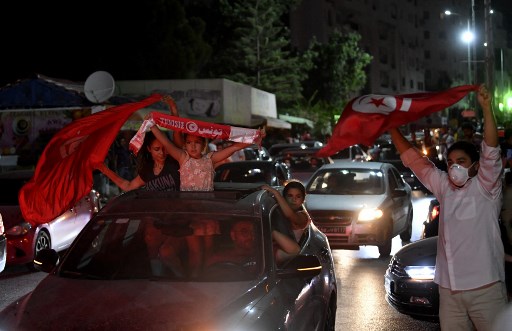 Joie et manifestations dans les rues de Tunis après les annonces faites par Saïd
