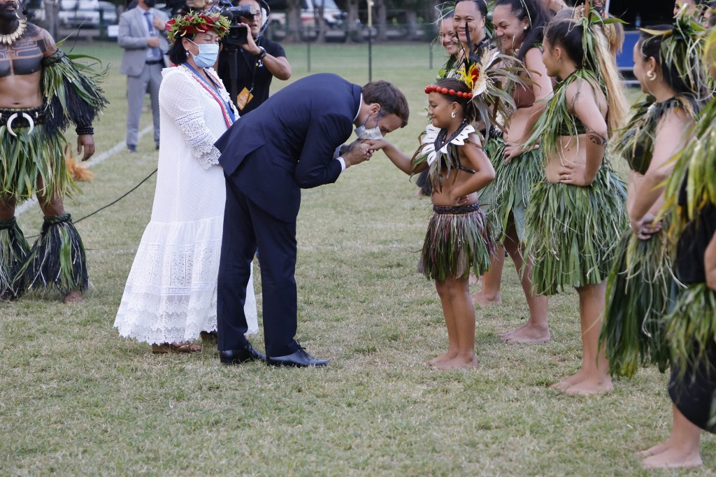 Le président français Emmanuel Macron saluant une performante en Polynésie française le 25 juillet 202. Photo AFP