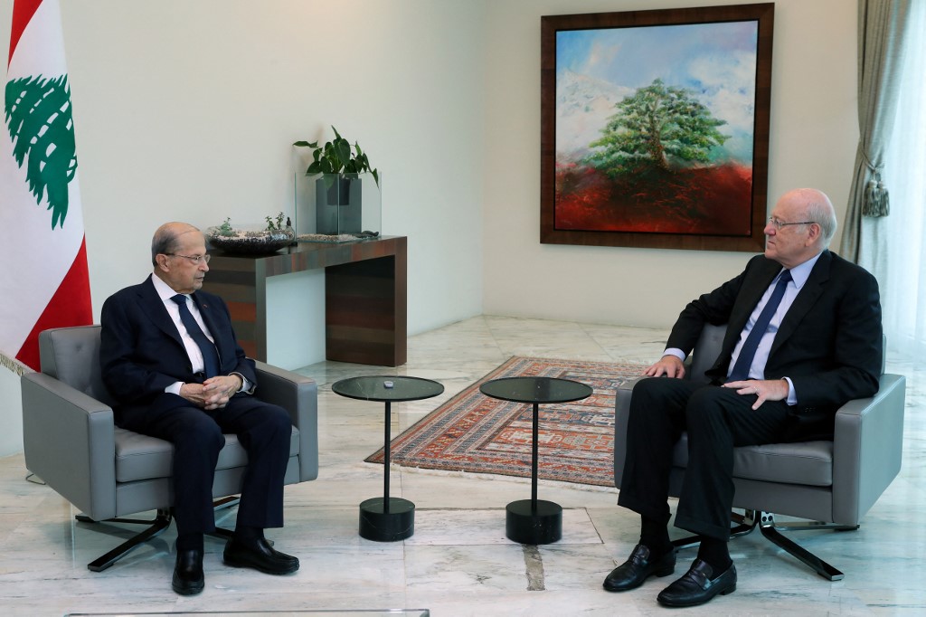 Le président de la République (g) et l'ancien Premier ministre par deux fois, Najib Mikati à Baabda le 26 juillet 2021. AFP/Dalati et Nohra