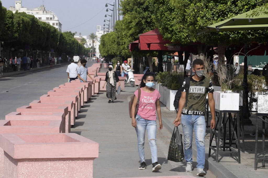 La Tunisie a d'abord été félicitée pour sa gestion de la pandémie à son commencement, en janvier 2020. La direction laïque du pays ayant laissé la place au parti Ennahdha, la Tunisie connaît désormais l'un des taux d'infection les plus élevés du monde arabe